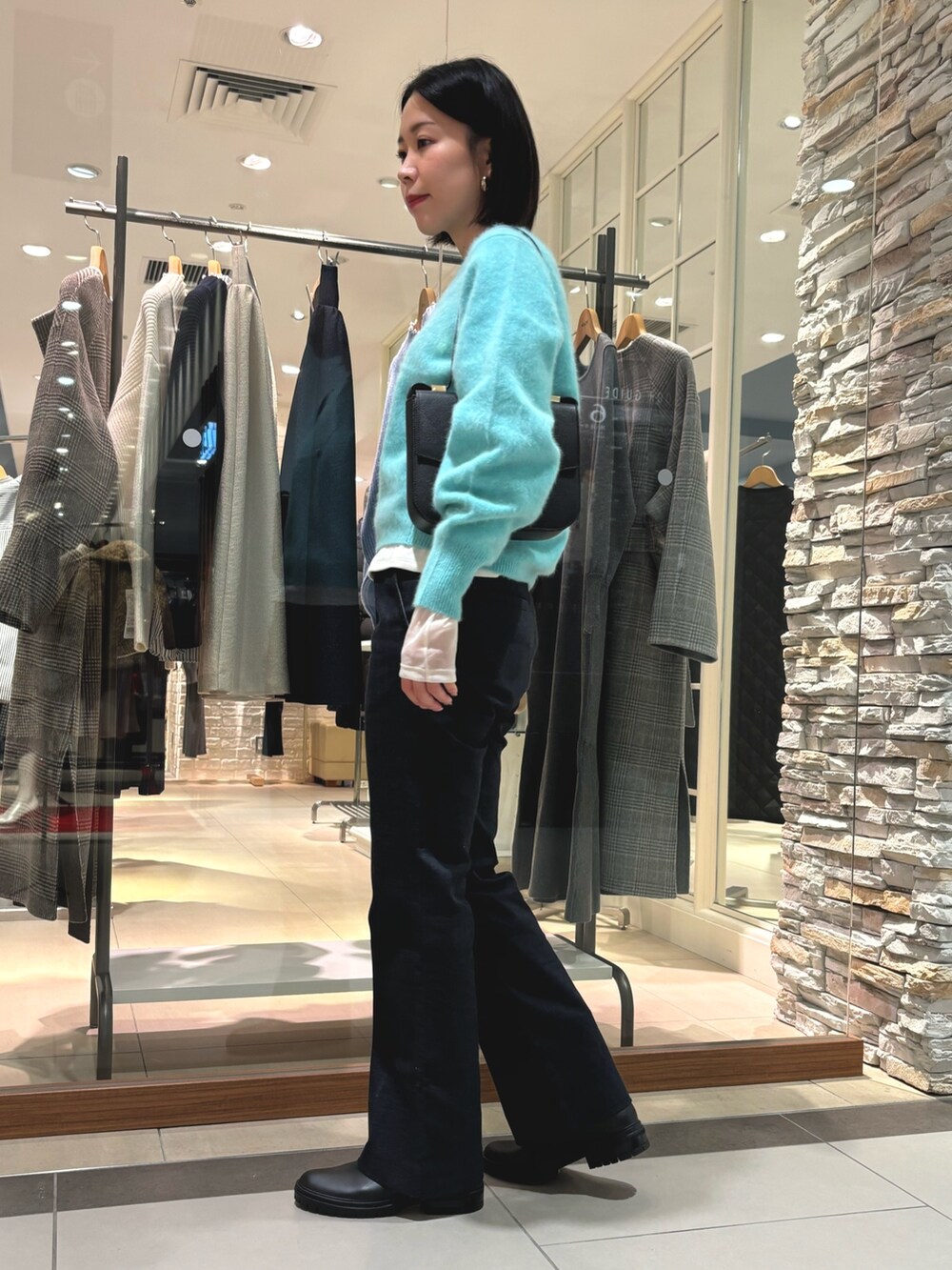 「ファッションを楽しもう、お出かけコーデ、デニム、秋服コーデ、今日のコーデ、シンプルスタイル、キレイめ、ふわふわ、ふわふわニット、ヘアリーニット、グリーン、グリーンニット、シアートップス、レイヤードスタイル、ブラックデニム」|「NOLLEY’Sのフレアーデニム(その他パンツ、ブラック系)」を使った、 nolleys sugimo さん(レディース・159cm)の秋コーディネートの4枚目の写真