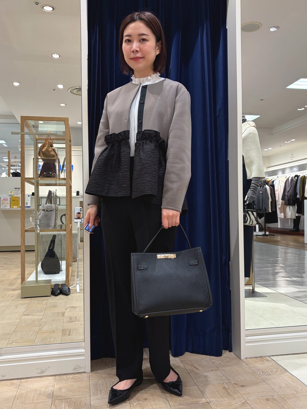 グリーン系のブルゾン、ホワイト系のシャツ/ブラウス、ブラック系のその他パンツを着用したレディースの秋コーディネートの2枚目の写真