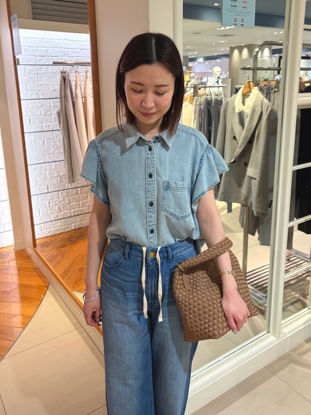 ブルー系のシャツ/ブラウス、ブルー系のその他パンツ、ブラウン系のショルダーバッグを着用したレディースの春コーディネートの5枚目の写真