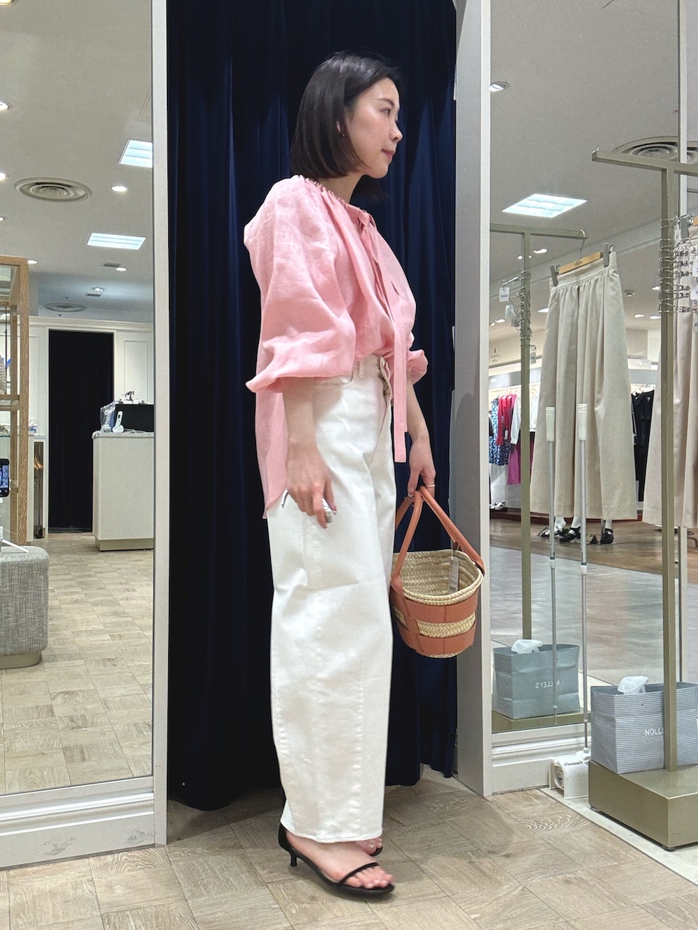 ピンク系のシャツ/ブラウス、ホワイト系のデニムパンツを着用したレディースの春コーディネートの3枚目の写真