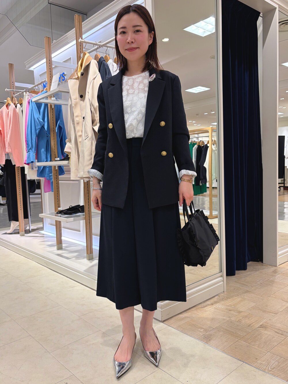 ブルー系のテーラードジャケット、ブルー系のその他パンツ、ホワイト系のシャツ/ブラウスを着用したレディースの春コーディネートの2枚目の写真