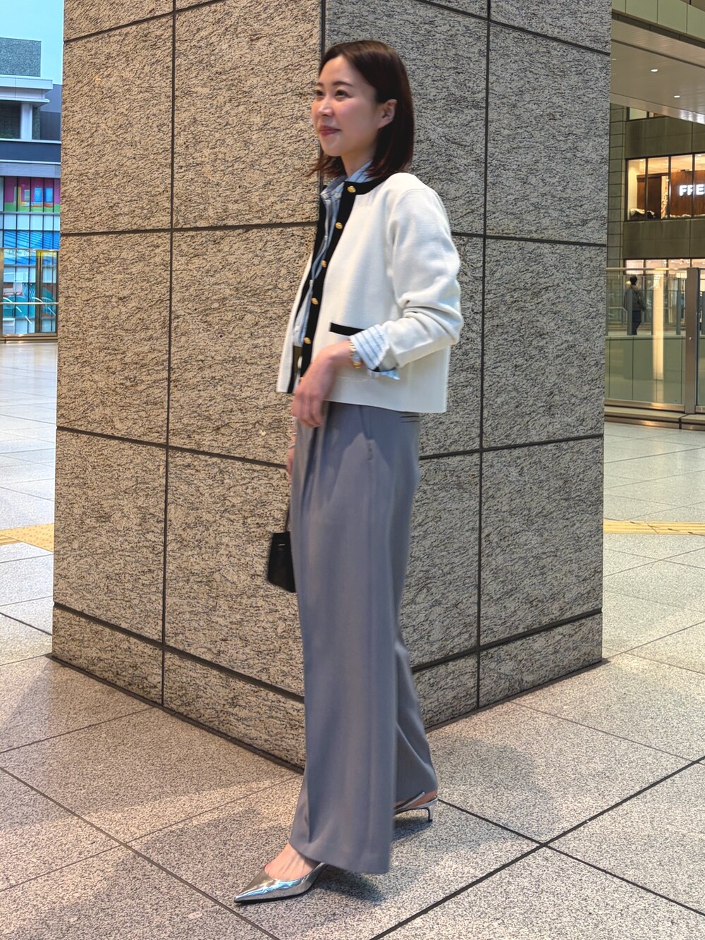 グレー系のその他パンツ、ブルー系のシャツ/ブラウス、ホワイト系のカーディガン/ボレロを着用したレディースの春コーディネートの3枚目の写真