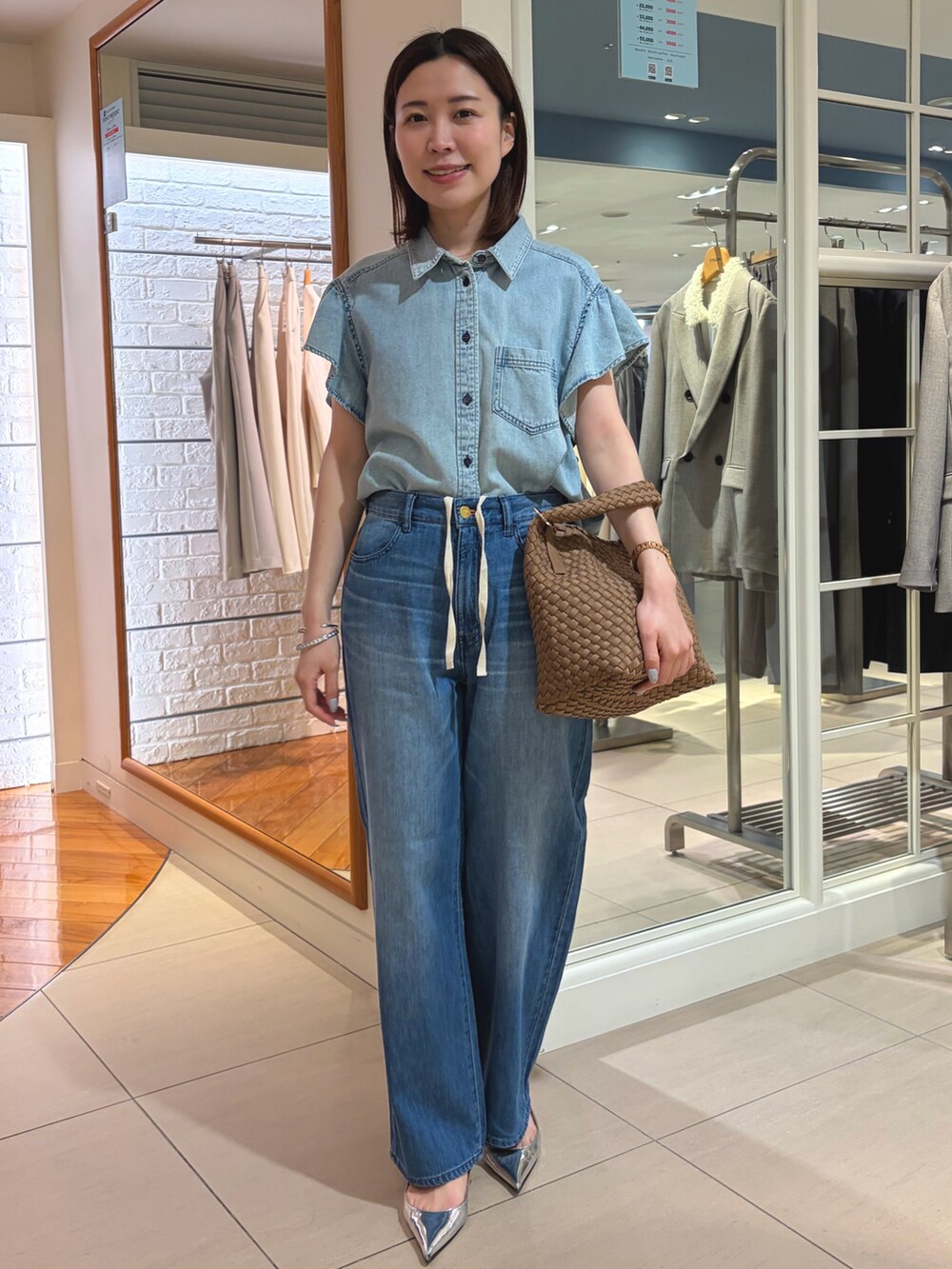 ブルー系のシャツ/ブラウス、ブルー系のその他パンツ、ブラウン系のショルダーバッグを着用したレディースの春コーディネートの2枚目の写真