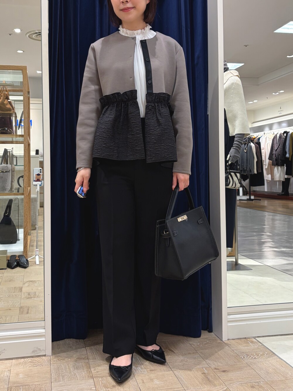 グリーン系のブルゾン、ホワイト系のシャツ/ブラウス、ブラック系のその他パンツを着用したレディースの秋コーディネートの5枚目の写真