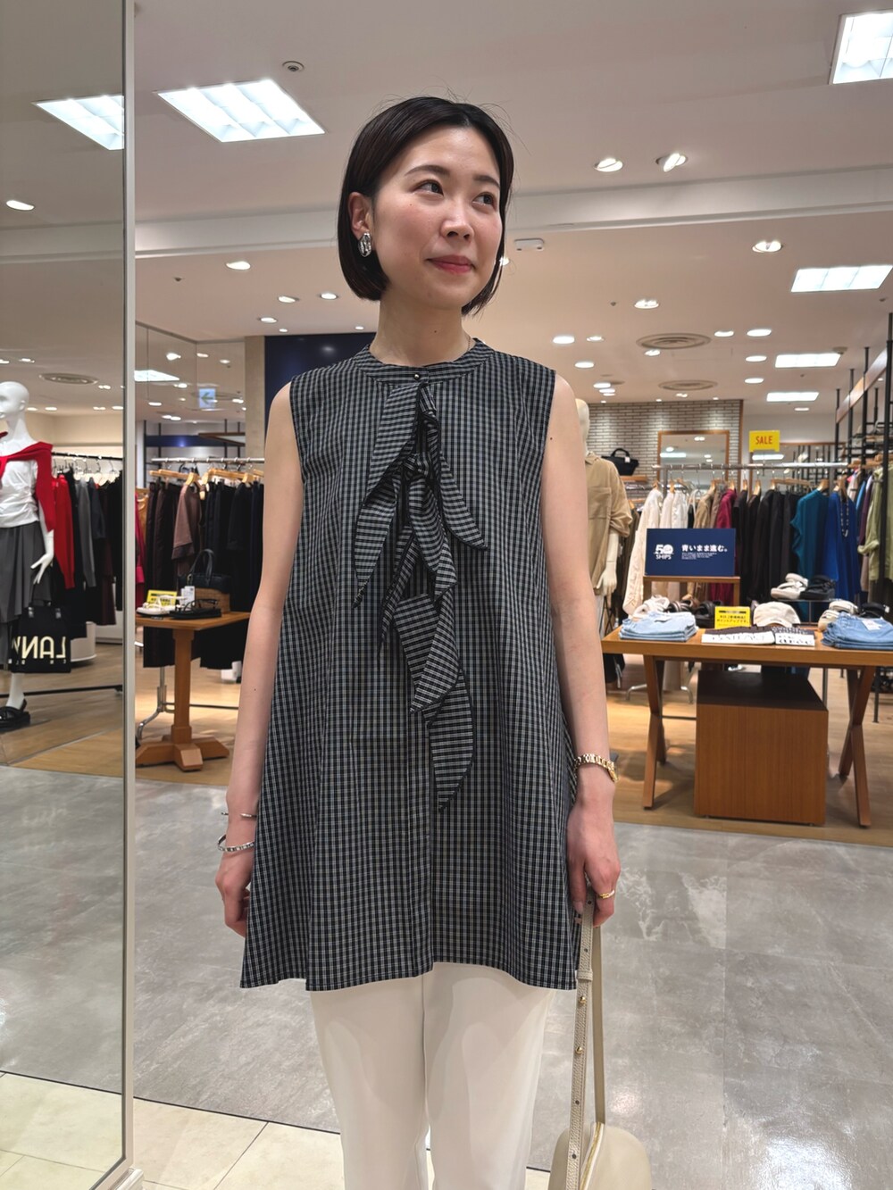 ブラック系のシャツ/ブラウス、ホワイト系のその他パンツ、ホワイト系のショルダーバッグを着用したレディースの夏コーディネートの4枚目の写真