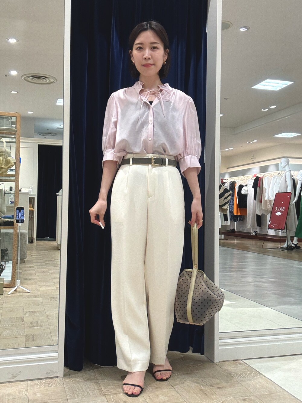 ホワイト系のその他パンツ、ベージュ系のトートバッグ、ピンク系のシャツ/ブラウスを着用したレディースの夏コーディネートの3枚目の写真