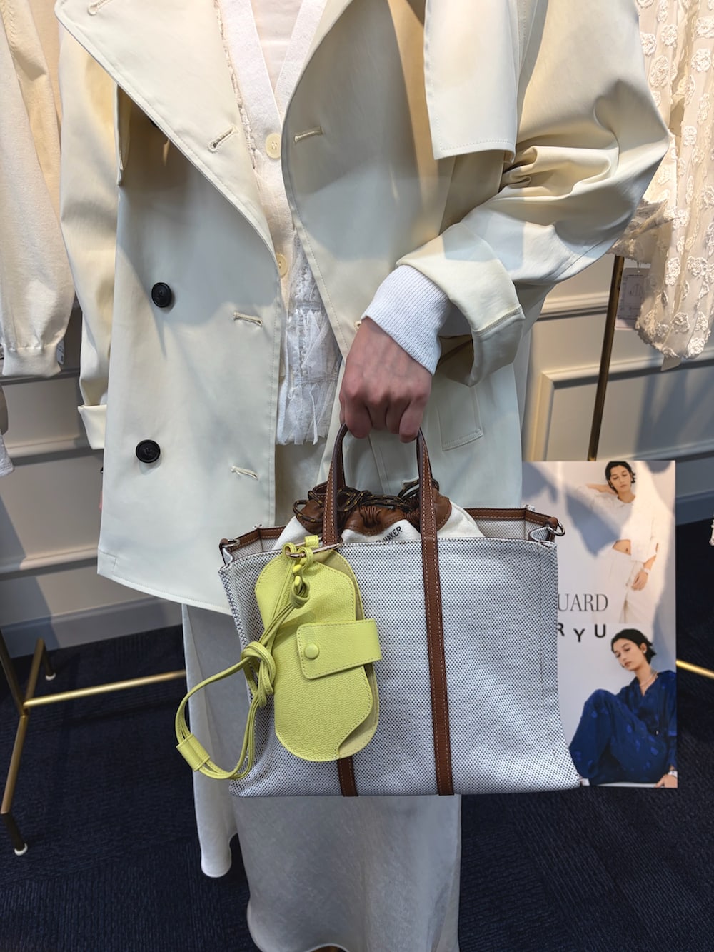 ホワイト系のスカート、ホワイト系のブルゾン、ホワイト系のカーディガン/ボレロを着用したレディースの冬コーディネートの7枚目の写真