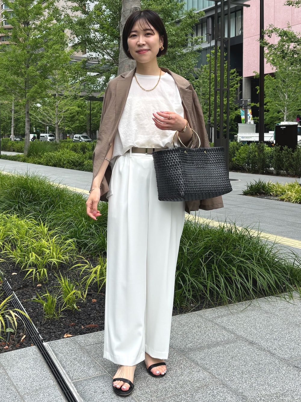 ホワイト系のその他パンツ、ブラック系のかごバッグ、ホワイト系のシャツ/ブラウスを着用したレディースの夏コーディネートの2枚目の写真