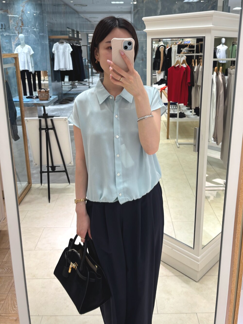 グリーン系のシャツ/ブラウス、ブルー系のその他パンツ、ブラウン系のトートバッグを着用したレディースの夏コーディネートの5枚目の写真