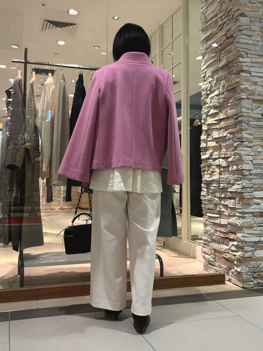 ホワイト系のその他パンツ、ブラック系のショルダーバッグ、ホワイト系のシャツ/ブラウスを着用したレディースの秋コーディネートの4枚目の写真