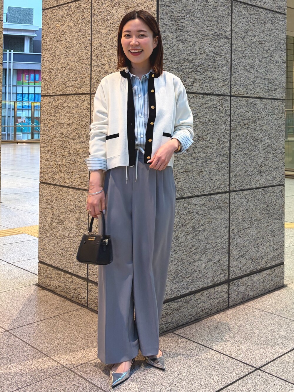 グレー系のその他パンツ、ブルー系のシャツ/ブラウス、ホワイト系のカーディガン/ボレロを着用したレディースの春コーディネートの2枚目の写真