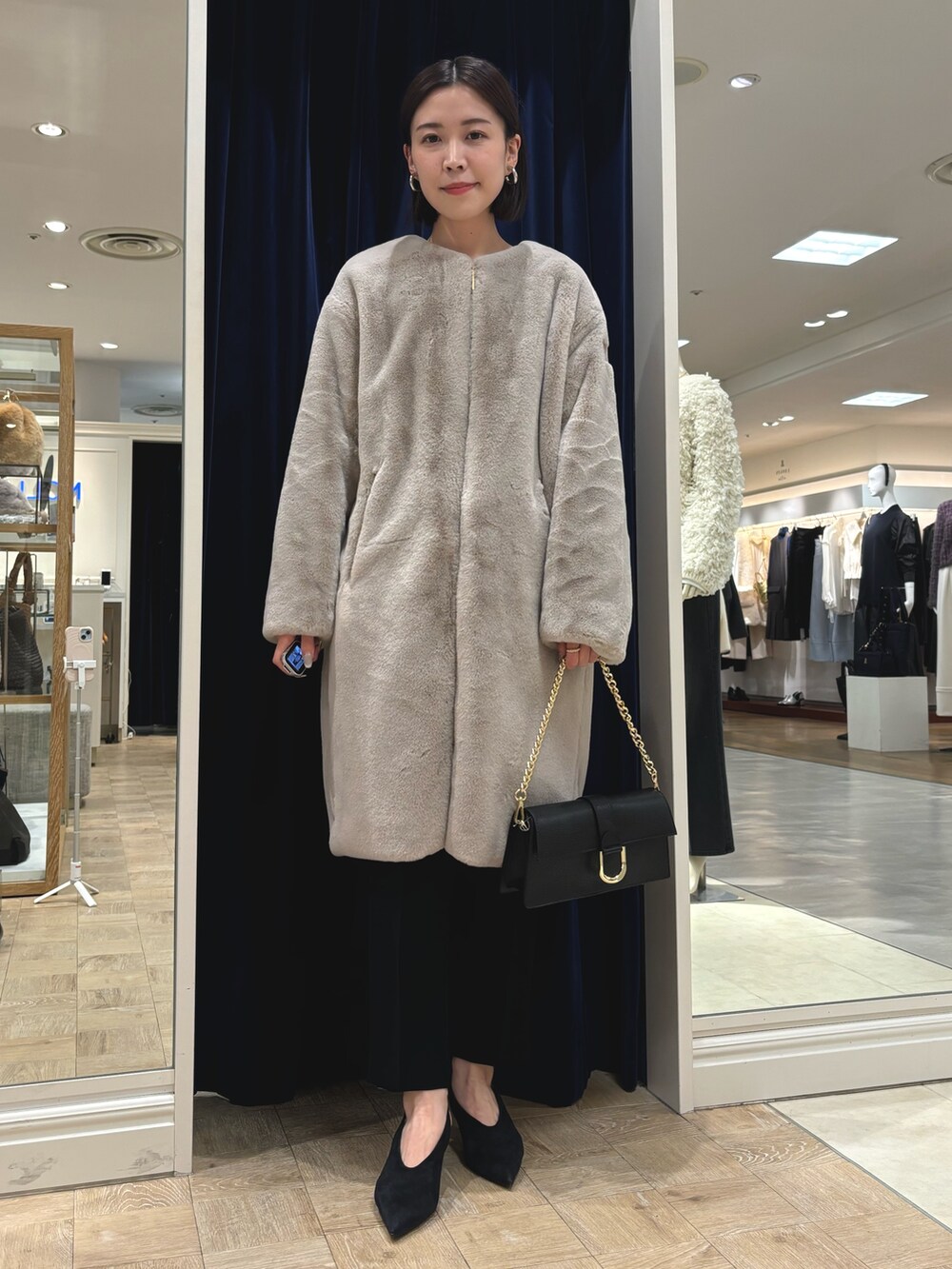 「おしゃ見えテクニック、秋コーデ、休日スタイル、秋服、お出かけコーデ、パンツスタイル、シンプルスタイル、TATRAS、タトラス、ファー、ファーコート、テーパードパンツ、きれいめカジュアル、きれいめコーディネート」｜「NOLLEY’Sのメタルポイントショルダーバッグ（ショルダーバッグ、ブラック系）」を使った、 nolleys   sugimo  さん（レディース・159cm）の秋コーディネートの5枚目の写真