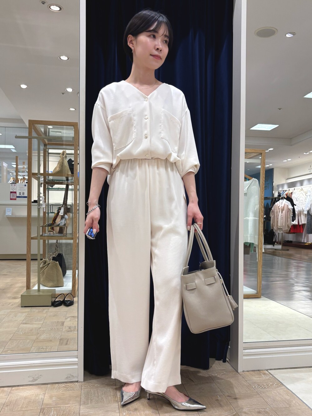 ホワイト系のシャツ/ブラウス、ホワイト系のその他パンツ、ベージュ系のトートバッグを着用したレディースの春コーディネートの3枚目の写真