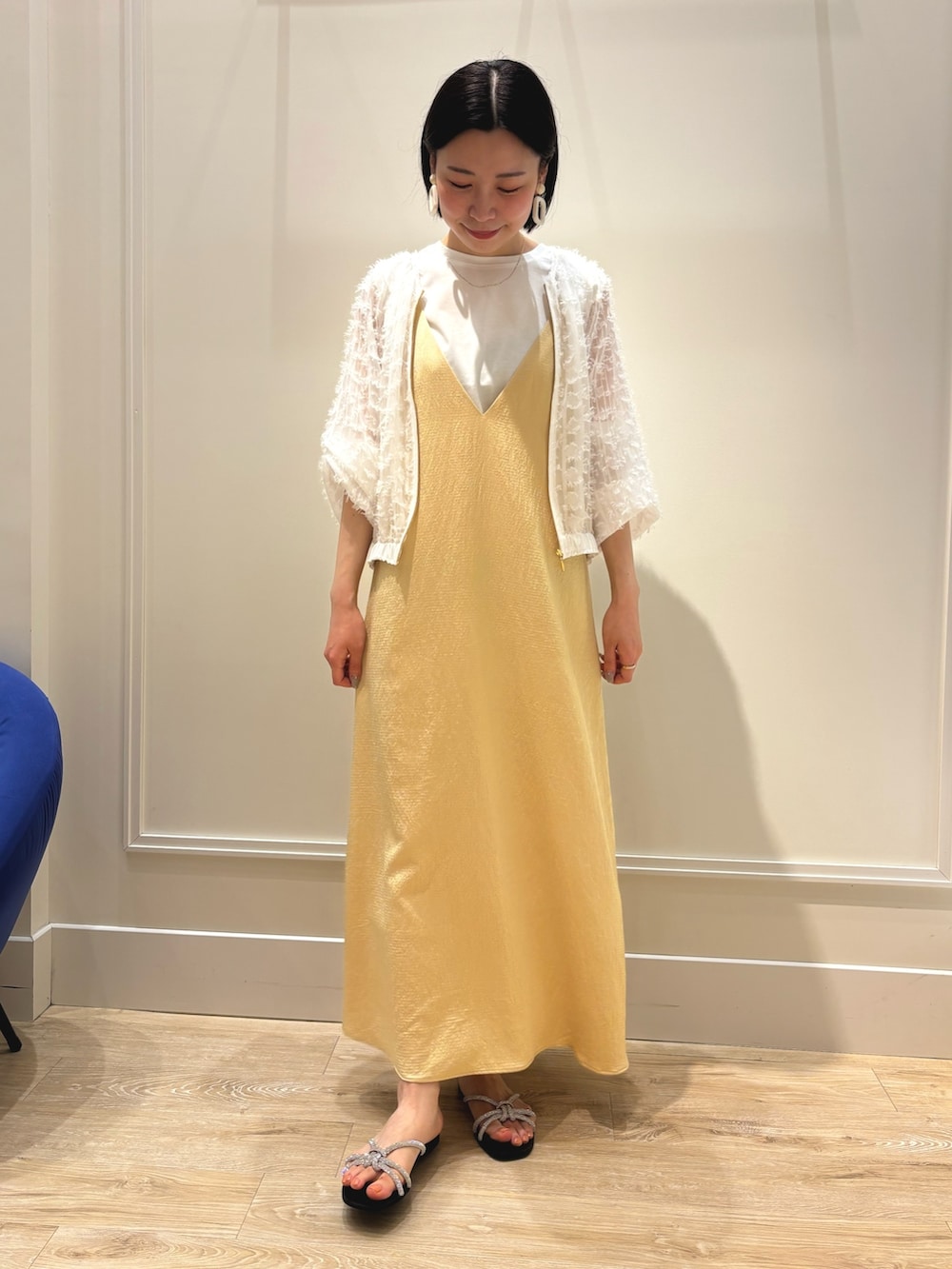 イエロー系のワンピース、ホワイト系のブルゾン、ホワイト系のTシャツ/カットソーを着用したレディースの夏コーディネートの4枚目の写真