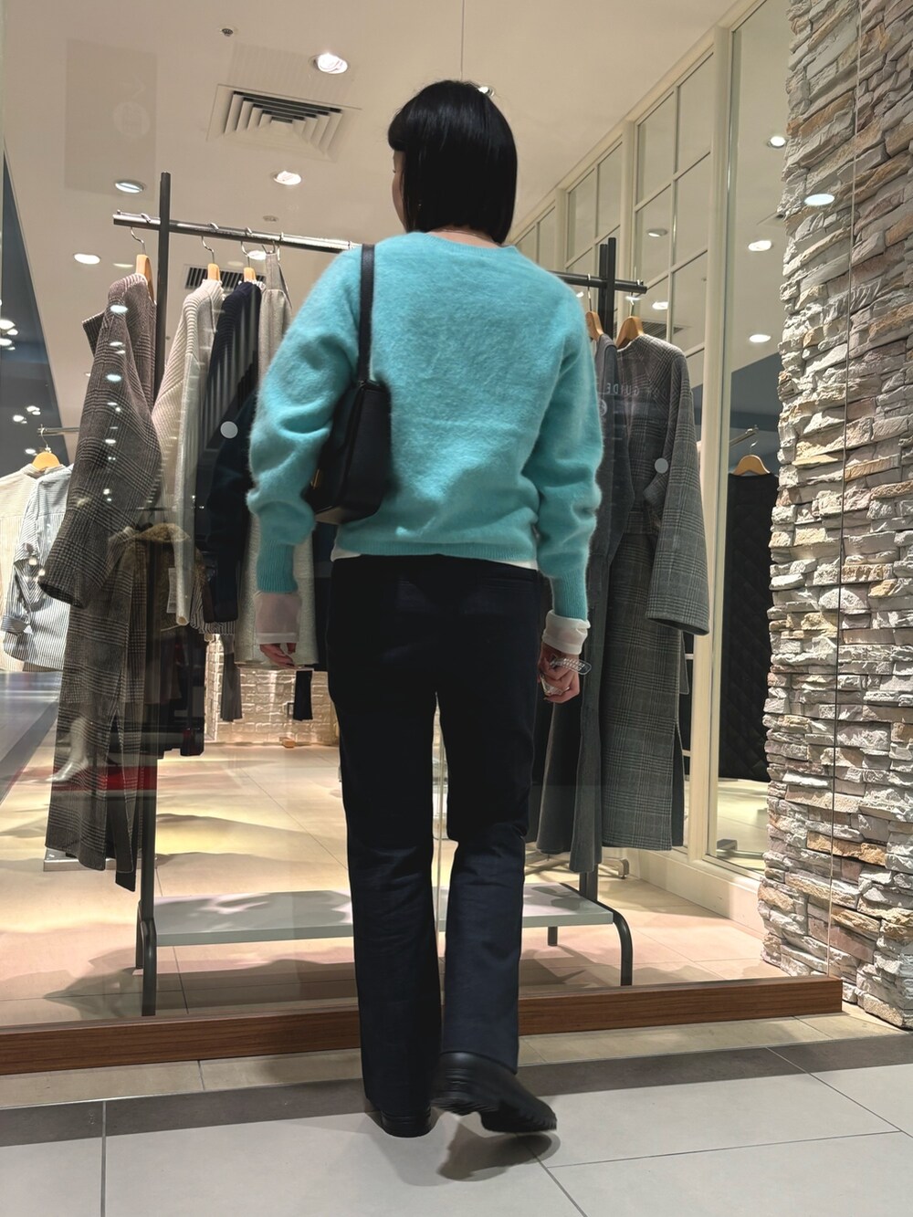 「ファッションを楽しもう、お出かけコーデ、デニム、秋服コーデ、今日のコーデ、シンプルスタイル、キレイめ、ふわふわ、ふわふわニット、ヘアリーニット、グリーン、グリーンニット、シアートップス、レイヤードスタイル、ブラックデニム」|「NOLLEY’Sのフレアーデニム(その他パンツ、ブラック系)」を使った、 nolleys sugimo さん(レディース・159cm)の秋コーディネートの5枚目の写真