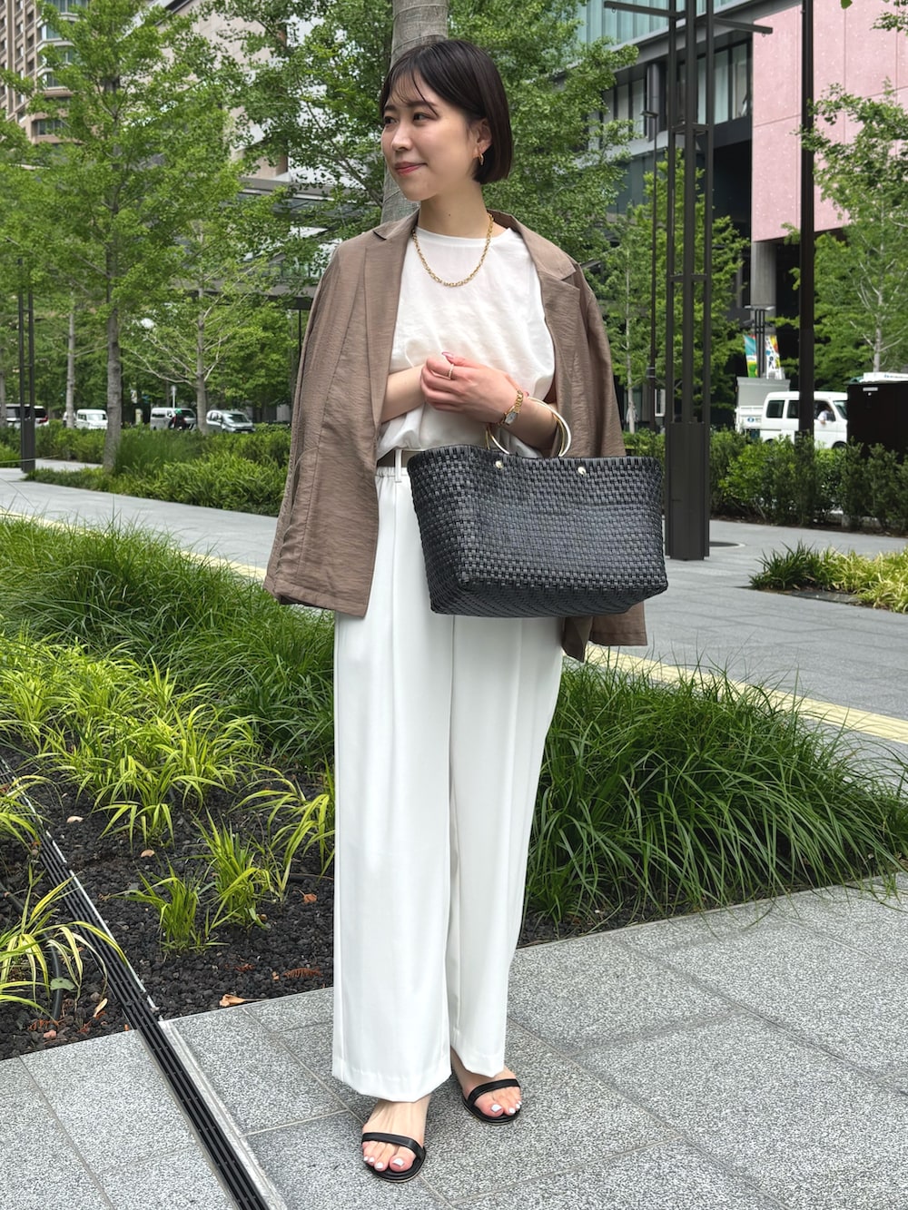 ホワイト系のその他パンツ、ブラック系のかごバッグ、ホワイト系のシャツ/ブラウスを着用したレディースの夏コーディネートの3枚目の写真