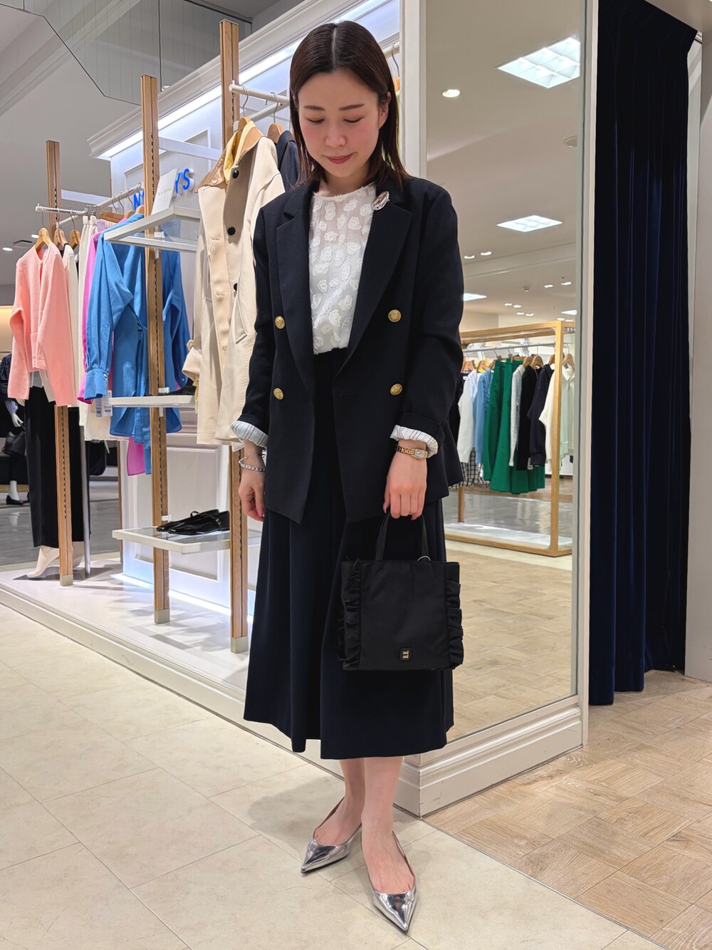 ブルー系のテーラードジャケット、ブルー系のその他パンツ、ホワイト系のシャツ/ブラウスを着用したレディースの春コーディネートの3枚目の写真