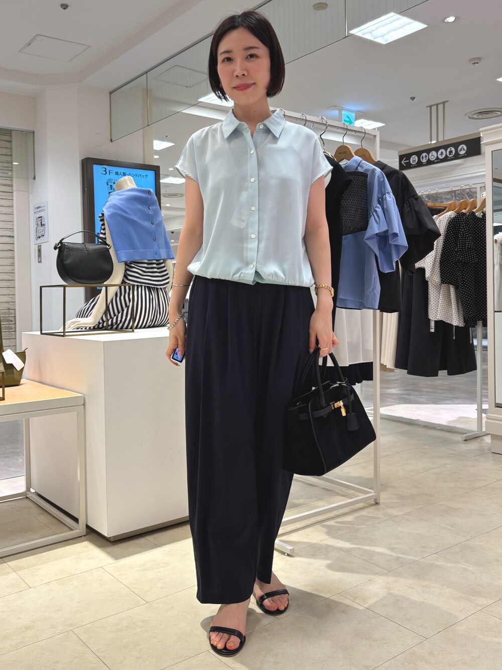 グリーン系のシャツ/ブラウス、ブルー系のその他パンツ、ブラウン系のトートバッグを着用したレディースの夏コーディネートの2枚目の写真