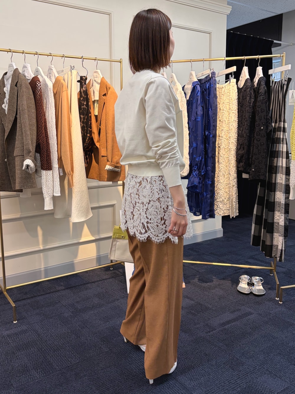 ホワイト系のカーディガン/ボレロ、ホワイト系のキャミソール、イエロー系のその他パンツを着用したレディースの冬コーディネートの4枚目の写真