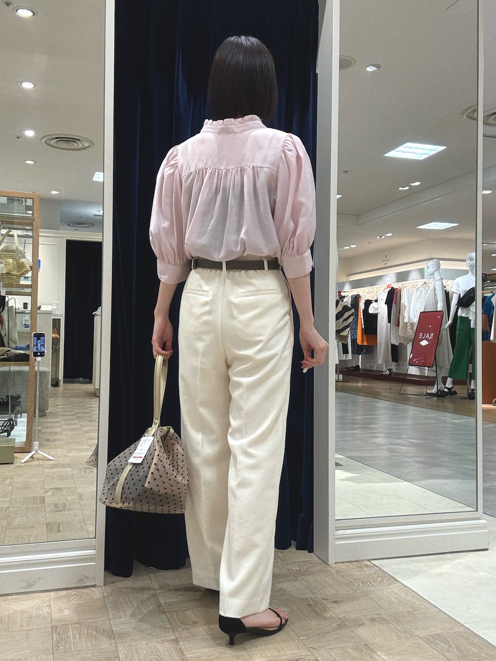 ホワイト系のその他パンツ、ベージュ系のトートバッグ、ピンク系のシャツ/ブラウスを着用したレディースの夏コーディネートの5枚目の写真