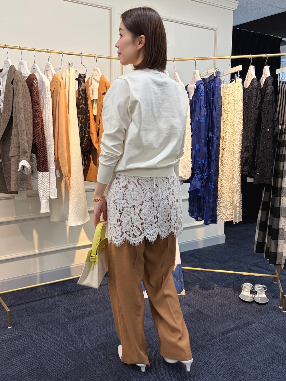 ホワイト系のカーディガン/ボレロ、ホワイト系のキャミソール、イエロー系のその他パンツを着用したレディースの冬コーディネートの3枚目の写真