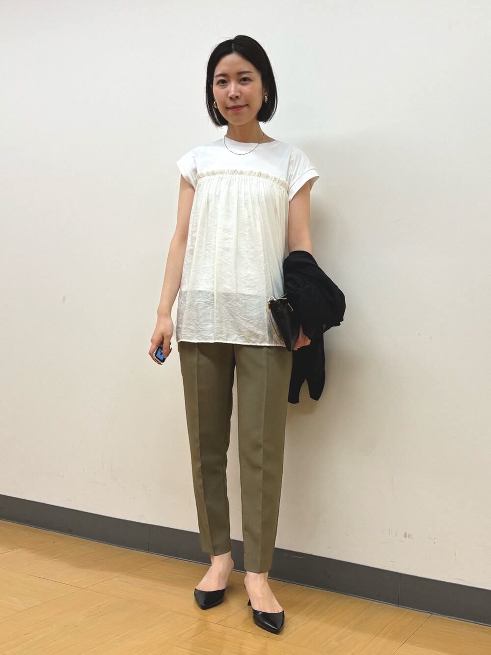 ホワイト系のTシャツ/カットソー、ブラック系のカーディガン/ボレロ、グリーン系のその他パンツを着用したレディースの夏コーディネートの2枚目の写真