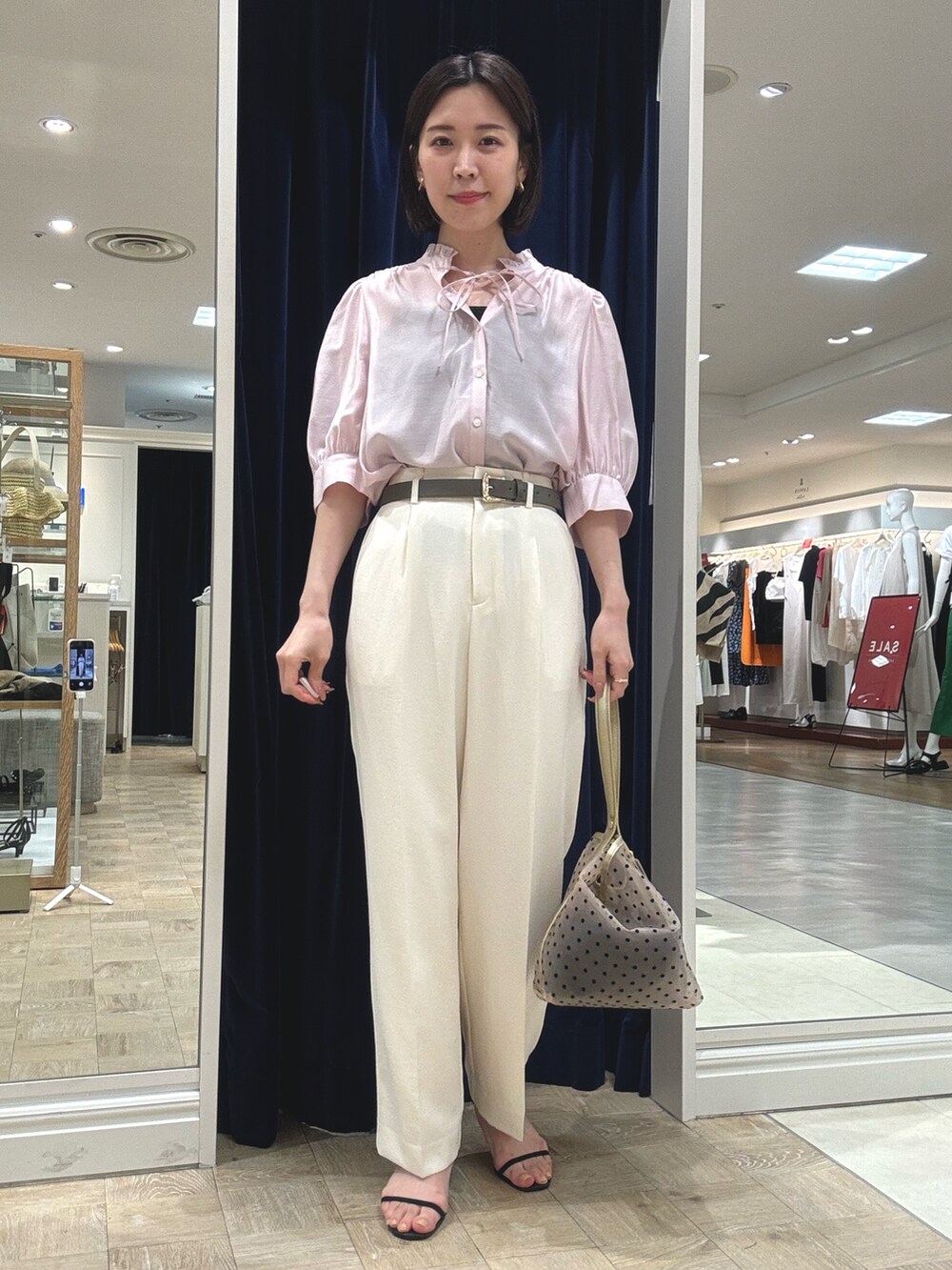 ホワイト系のその他パンツ、ベージュ系のトートバッグ、ピンク系のシャツ/ブラウスを着用したレディースの夏コーディネートの2枚目の写真