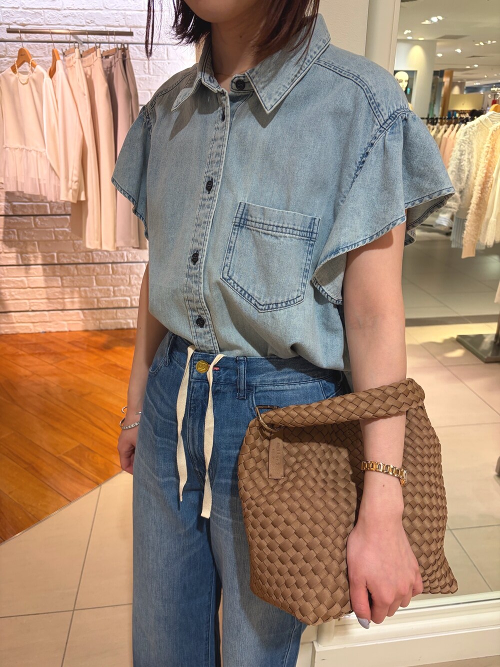 ブルー系のシャツ/ブラウス、ブルー系のその他パンツ、ブラウン系のショルダーバッグを着用したレディースの春コーディネートの6枚目の写真