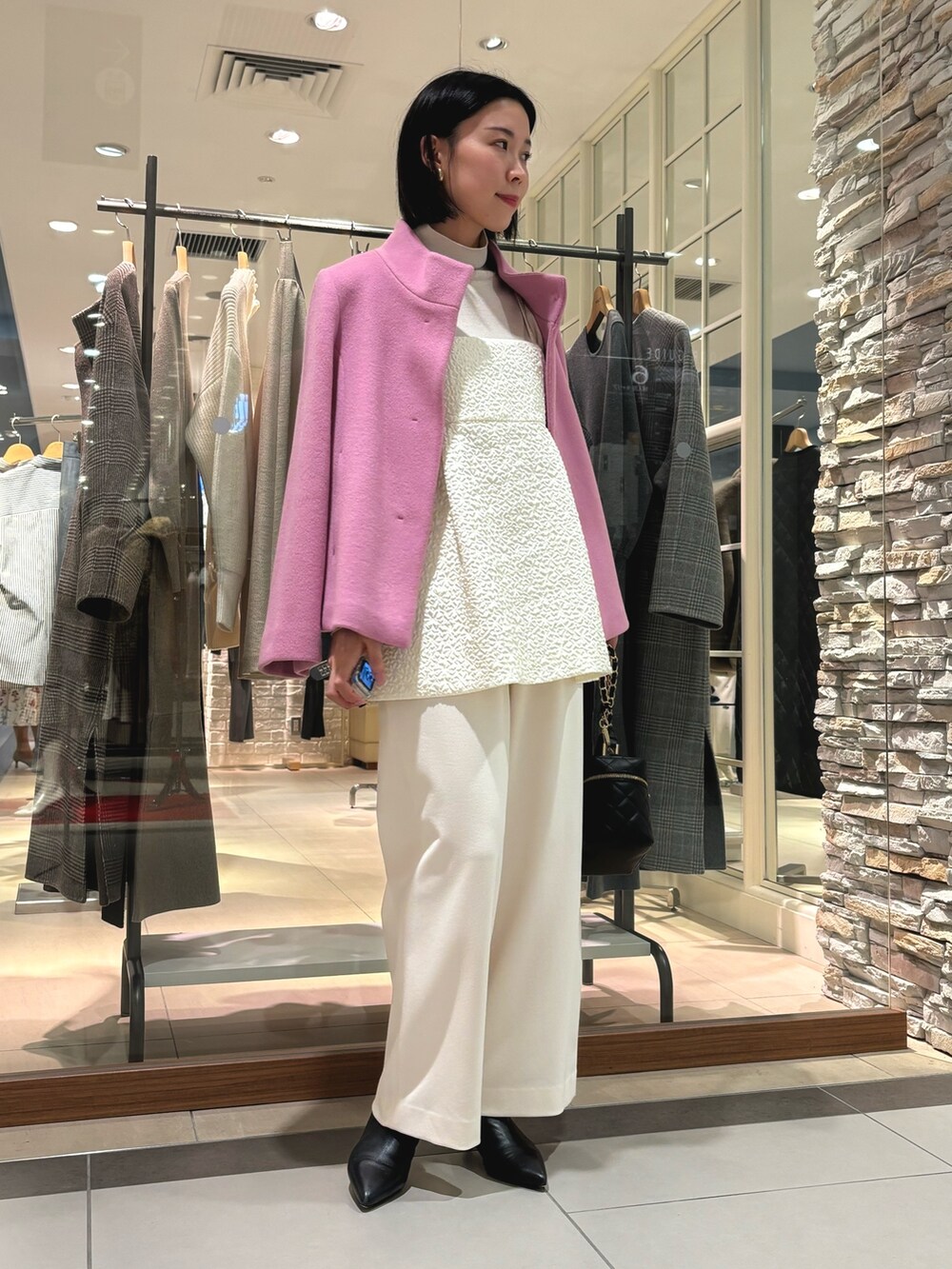 ホワイト系のその他パンツ、ブラック系のショルダーバッグ、ホワイト系のシャツ/ブラウスを着用したレディースの秋コーディネートの3枚目の写真