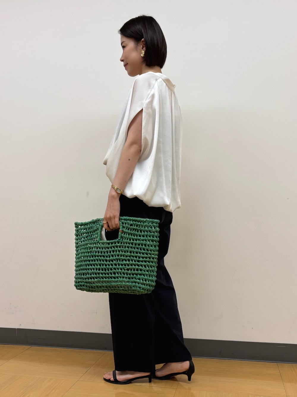 グリーン系のかごバッグ、ブルー系のその他パンツ、ホワイト系のシャツ/ブラウスを着用したレディースの夏コーディネートの5枚目の写真