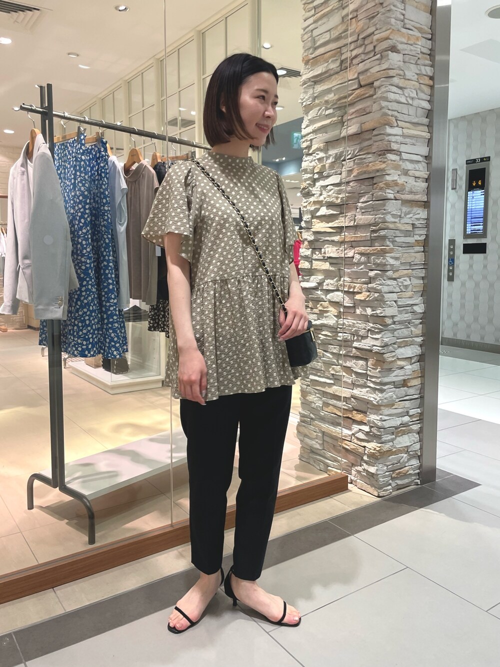 ベージュ系のシャツ/ブラウス、ブラック系のその他パンツ、ブラック系のサンダルを着用したレディースの夏コーディネートの2枚目の写真