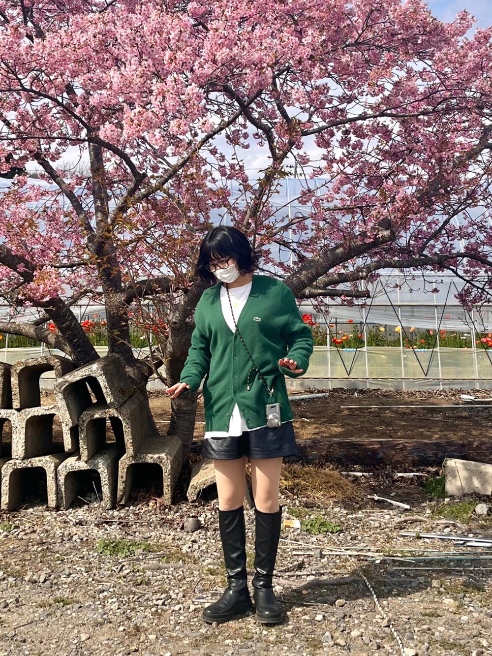「春服デビュー宣言、休日コーデ、カジュアルコーデ、大人女子、着回しコーデ、春カラー、お洒落さんとつながりたい、ブラック、おでかけコーデ」｜「LACOSTEのアイテム（ニット/セーター、グリーン系）」を使った、aoi｜葵さん（レディース・159cm）の春コーディネートの3枚目の写真