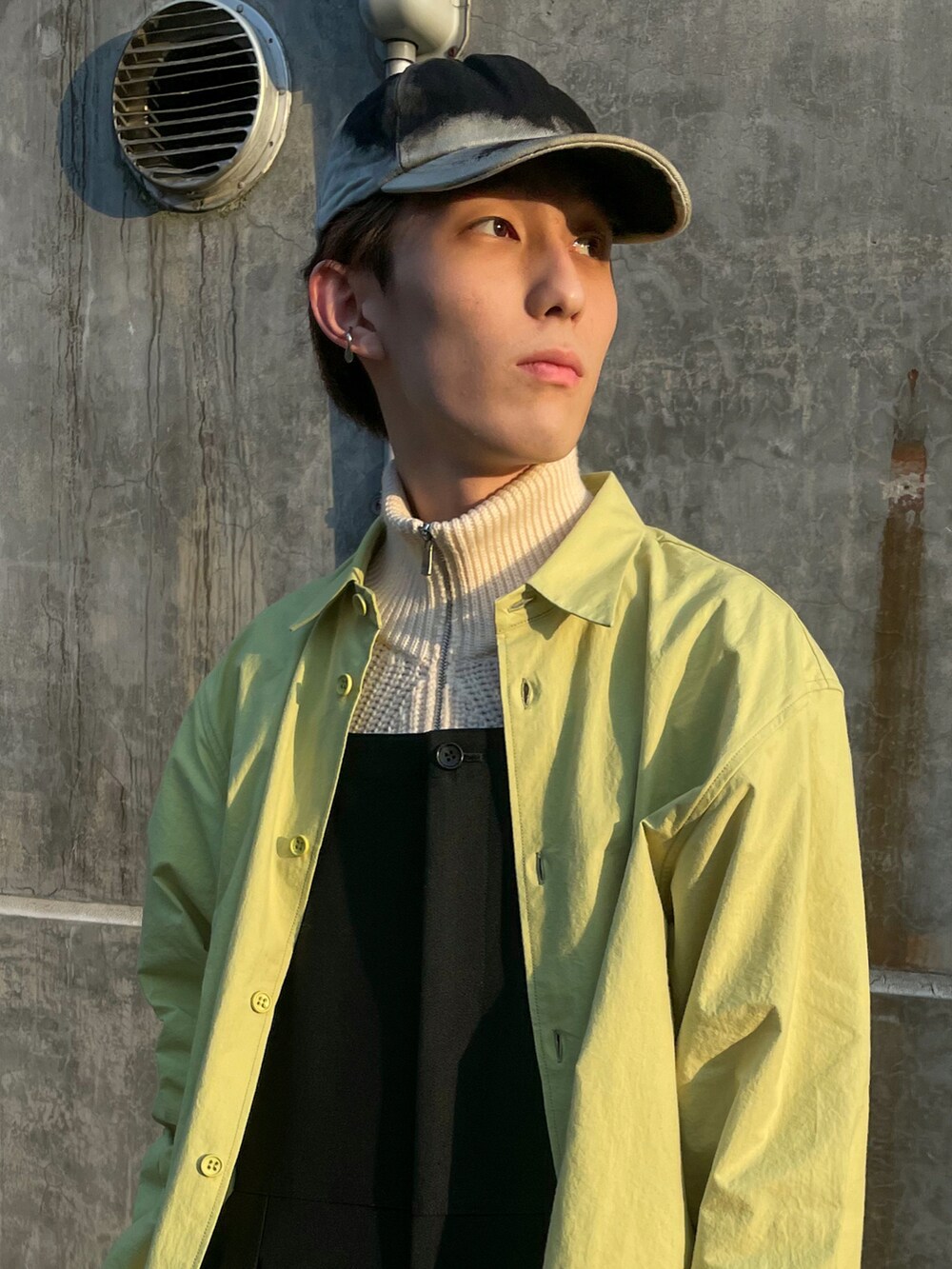 「春服デビュー宣言、カジュアル、シンプルコーデ、ワイドパンツ、春服、おしゃれさんと繋がりたい、ゆるコーデ、黒、キャップ、春のコーデ」｜「MAN-TLEのアイテム（シャツ/ブラウス、イエロー系）」を使った、Kengoさん（メンズ・169cm）の春コーディネートの3枚目の写真