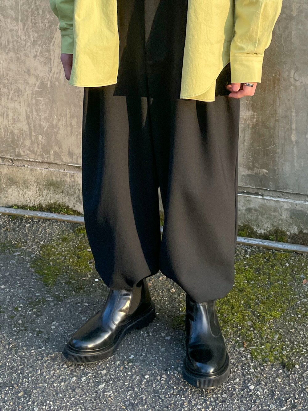 「春服デビュー宣言、カジュアル、シンプルコーデ、ワイドパンツ、春服、おしゃれさんと繋がりたい、ゆるコーデ、黒、キャップ、春のコーデ」｜「MAN-TLEのアイテム（シャツ/ブラウス、イエロー系）」を使った、Kengoさん（メンズ・169cm）の春コーディネートの2枚目の写真