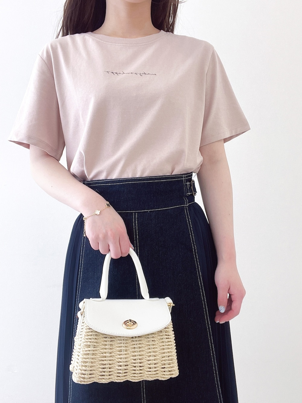 ホワイト系のショルダーバッグ、グレー系のサンダル、ピンク系のTシャツ/カットソーを着用したレディースの夏コーディネートの3枚目の写真