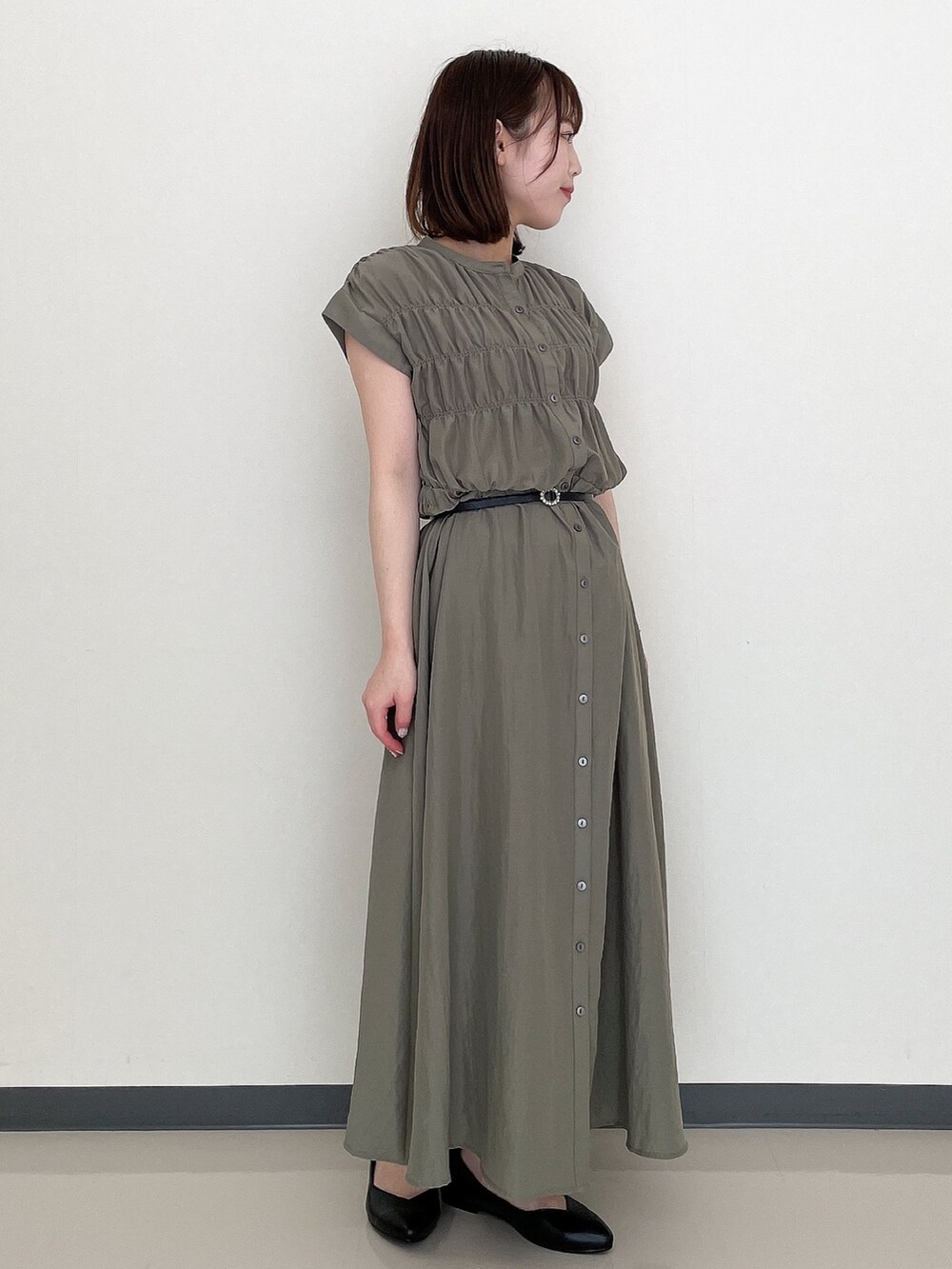 グリーン系のワンピース、ブラック系のその他シューズ、ブラック系の長傘を着用したレディースの夏コーディネートの2枚目の写真