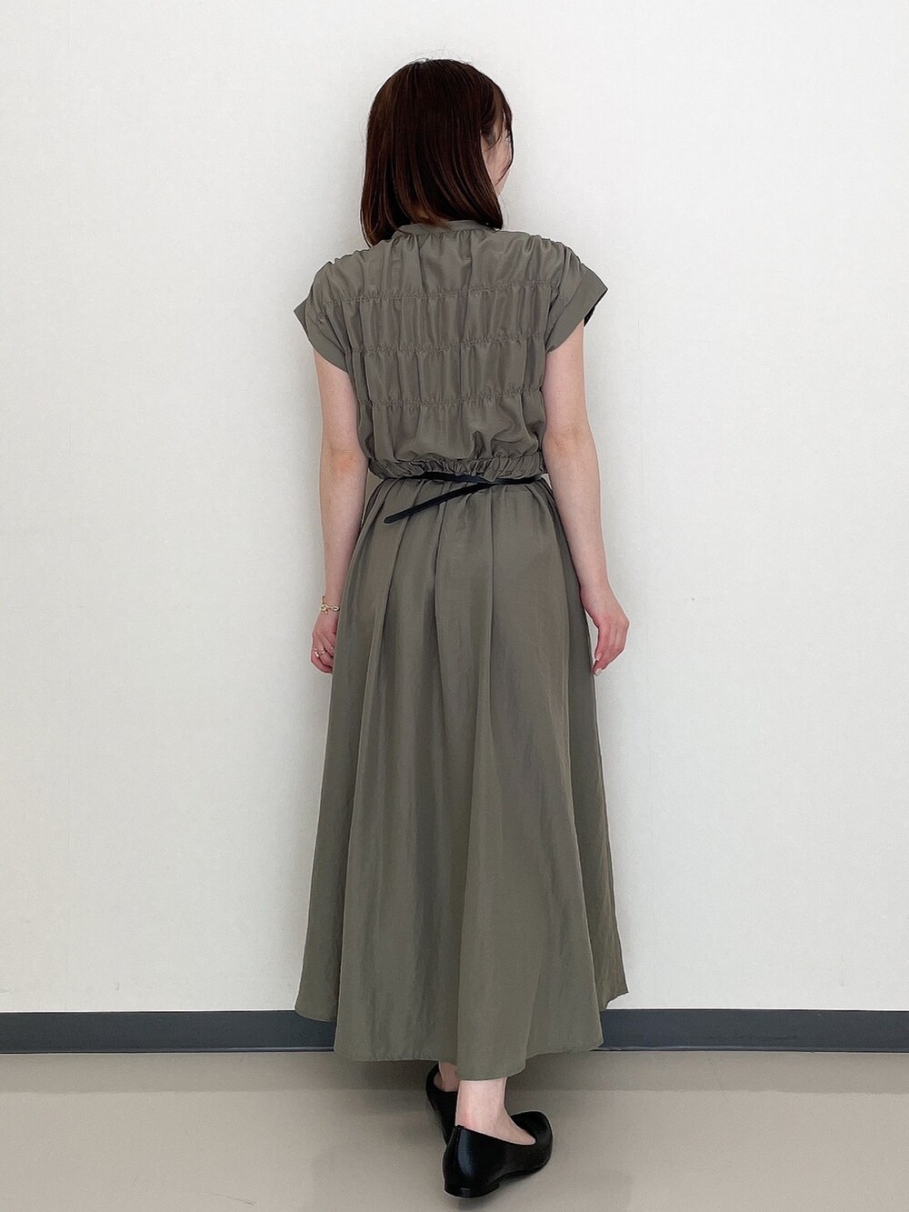 グリーン系のワンピース、ブラック系のその他シューズ、ブラック系の長傘を着用したレディースの夏コーディネートの4枚目の写真