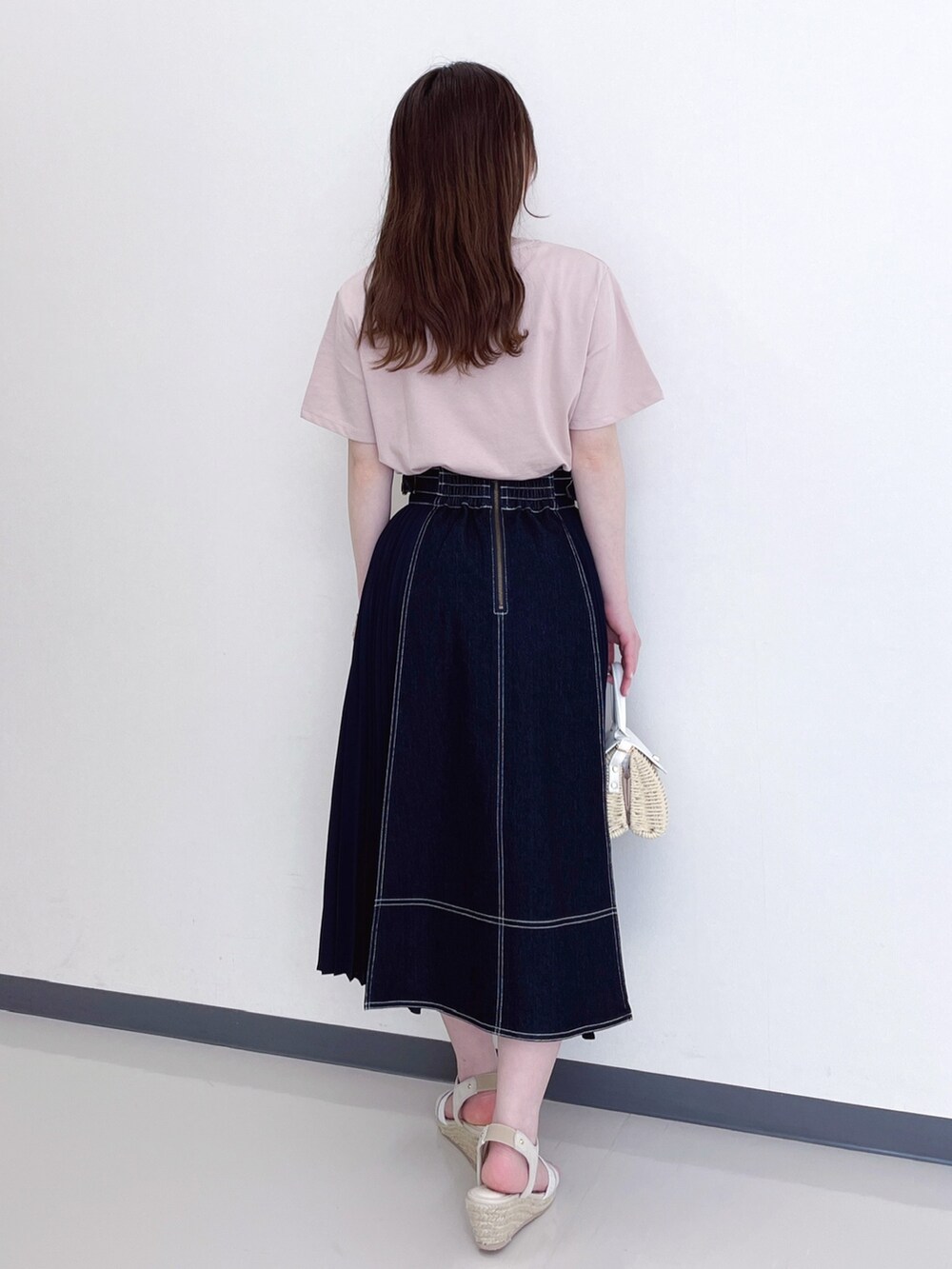 ホワイト系のショルダーバッグ、グレー系のサンダル、ピンク系のTシャツ/カットソーを着用したレディースの夏コーディネートの4枚目の写真