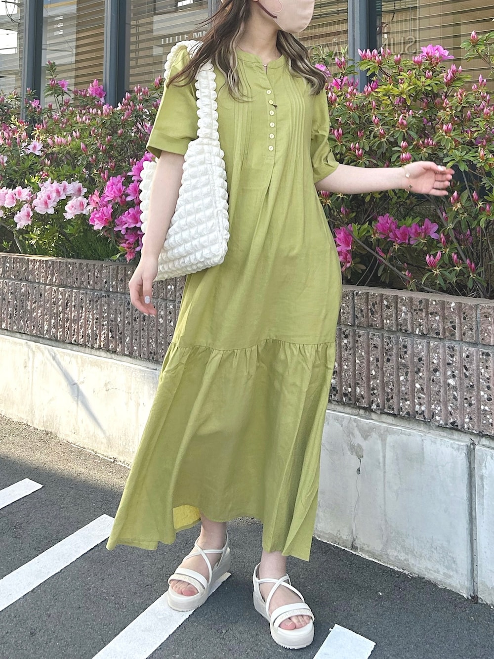 「低身長コーデ、低身長、150cmコーデ、フェミニンコーデ、リネンワンピース、カラーコーデ、カラーワンピース、キャスケット、ポップコーン、ショルダーバッグ、春コーデ、ピクニック、公園」｜「groveのナチュラル美人!リネン混ヨーロピアンリネンワンピース（ワンピース、イエロー系）」を使った、momoさん（レディース・158cm）の春コーディネートの2枚目の写真