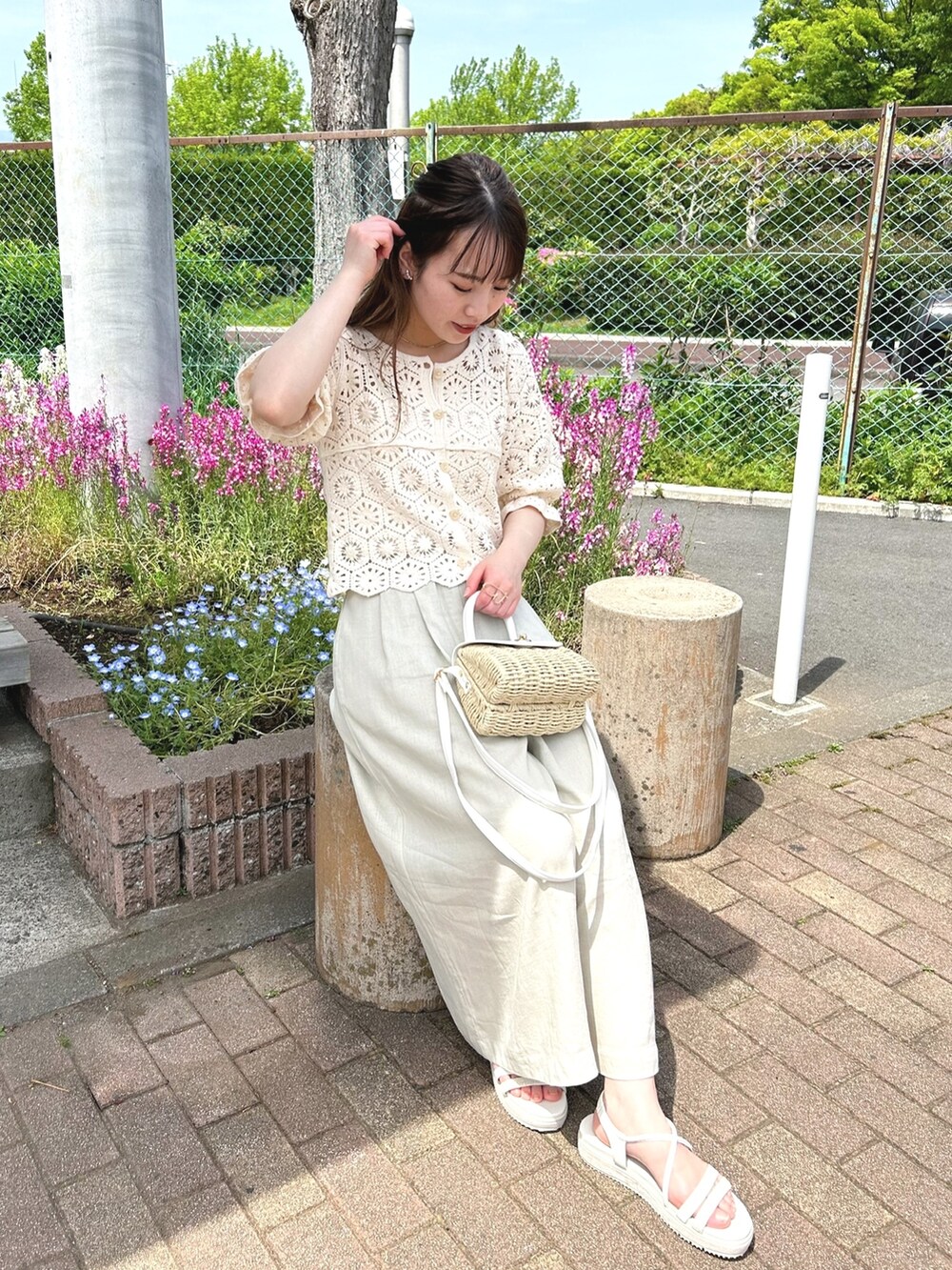 ホワイト系のカーディガン/ボレロ、ベージュ系のその他パンツ、ホワイト系のショルダーバッグを着用したレディースの春コーディネートの2枚目の写真