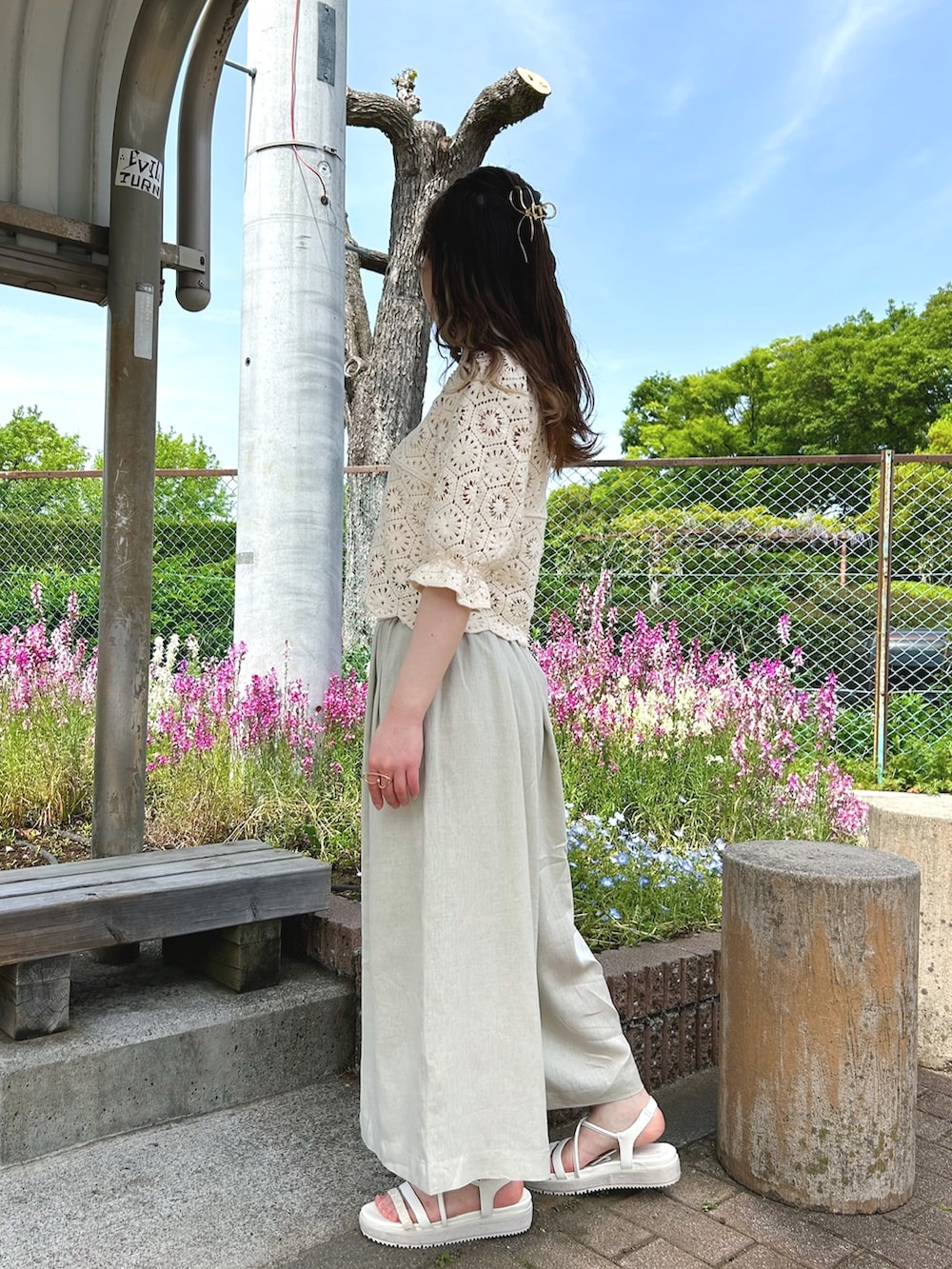 ホワイト系のカーディガン/ボレロ、ベージュ系のその他パンツ、ホワイト系のショルダーバッグを着用したレディースの春コーディネートの3枚目の写真