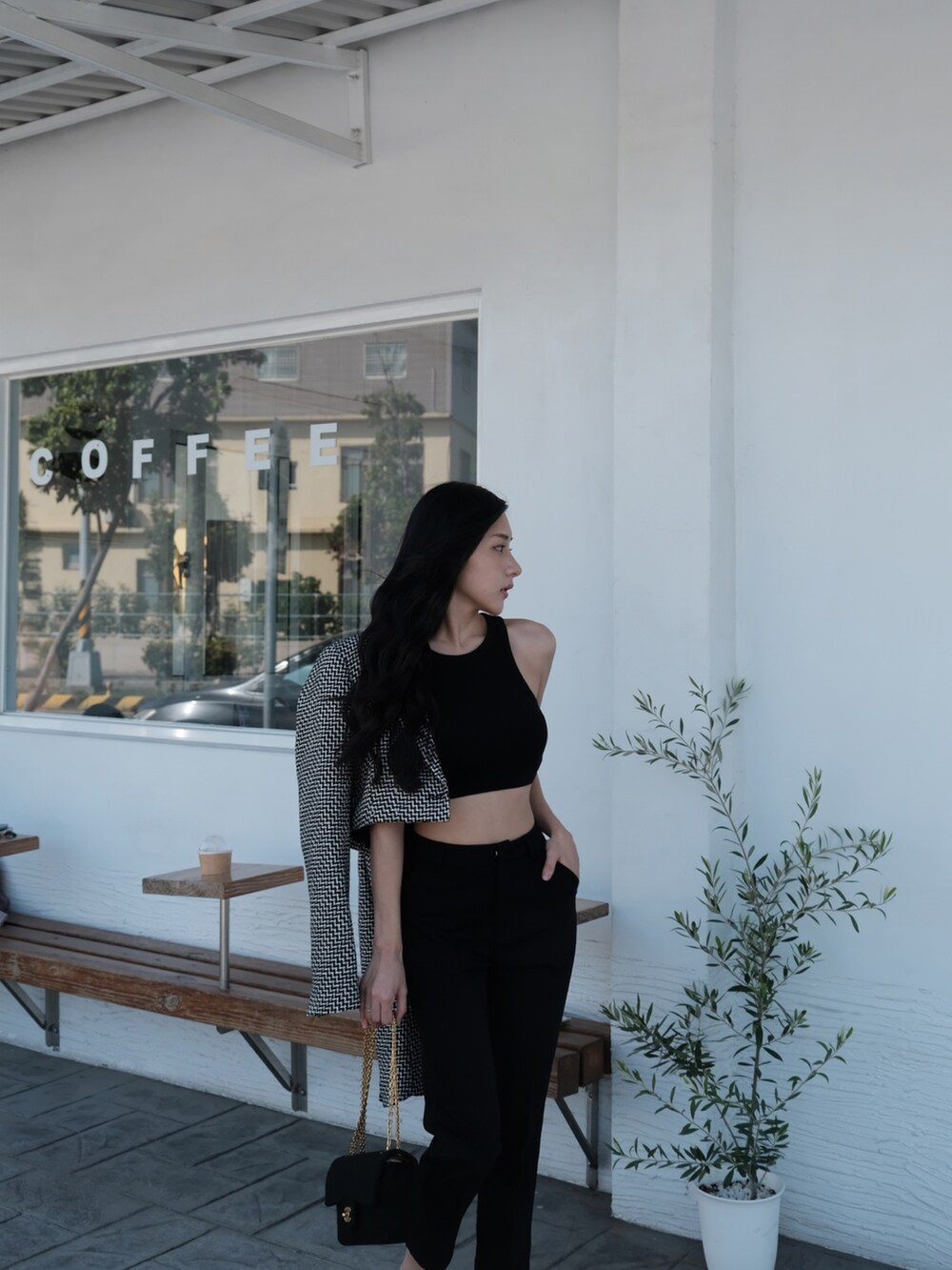 ブラック系のタンクトップ、ブラック系のショルダーバッグを着用したレディースの冬コーディネートの2枚目の写真