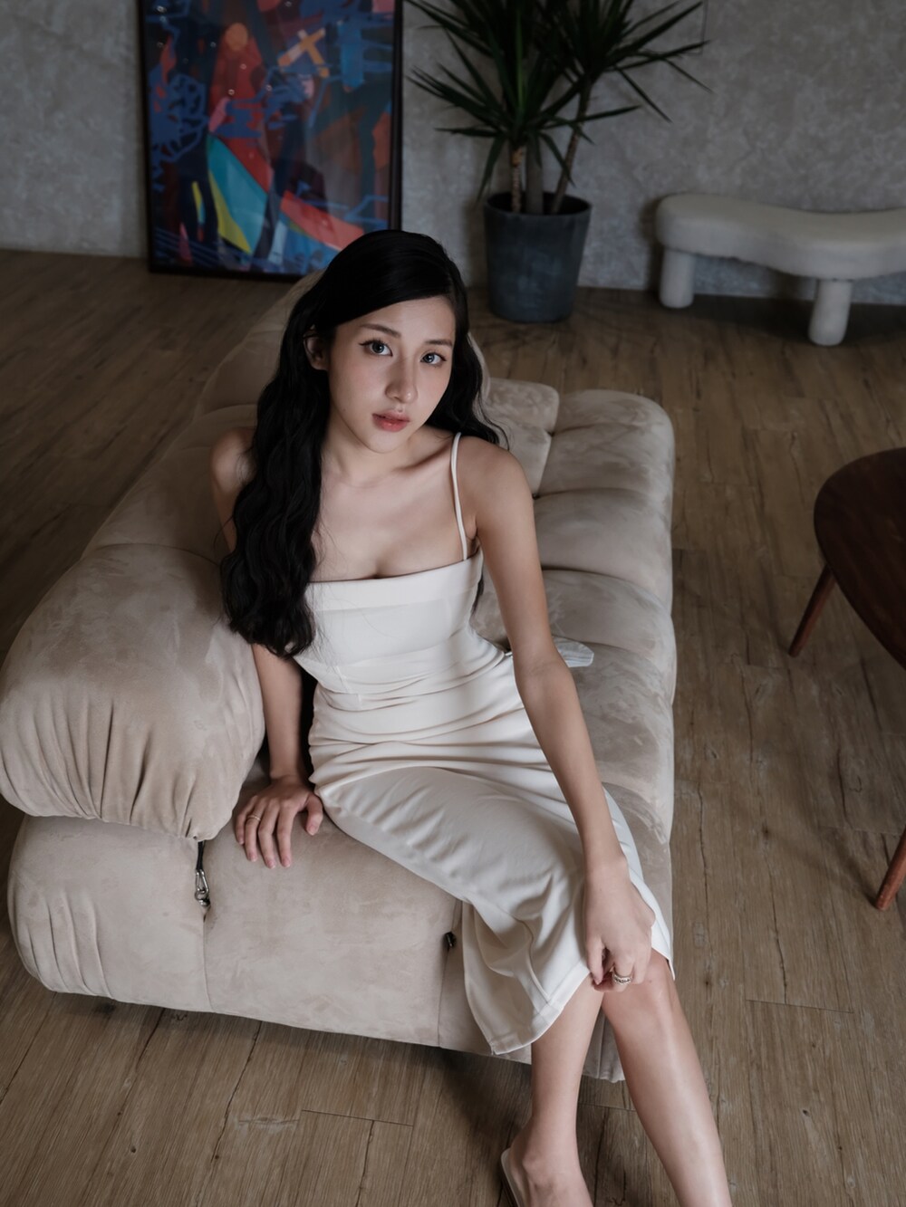 ベージュ系のショルダーバッグ、ホワイト系のその他シューズ、ブラック系のサングラスを着用したレディースの冬コーディネートの2枚目の写真