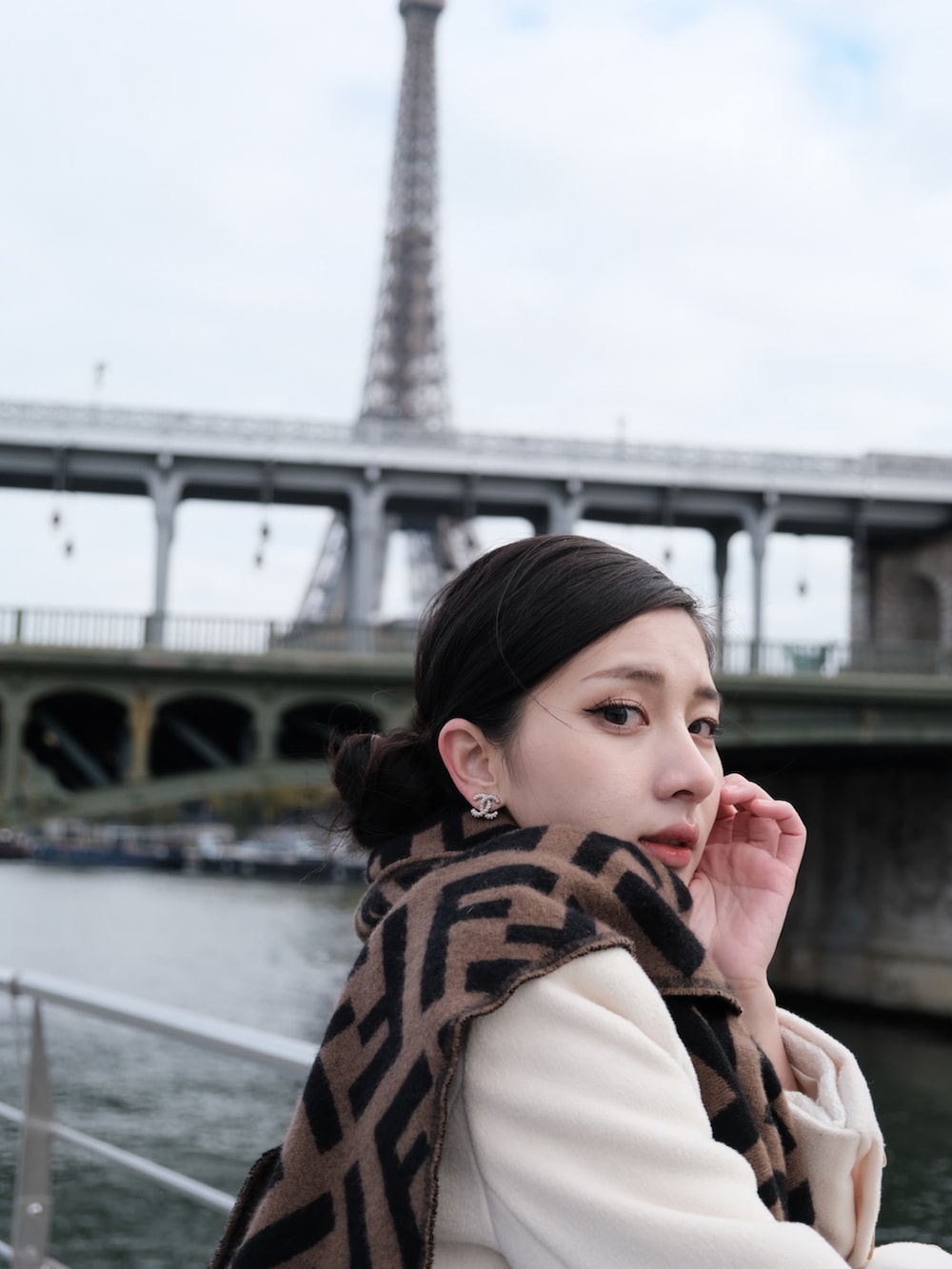 「chanel、FENDI、Taiwan、ootd、PARIS」｜「CHANELのアイテム（ピアス（両耳用）、ゴールド系）」を使った、sundy ☀️さん（レディース・160cm）の冬コーディネートの2枚目の写真