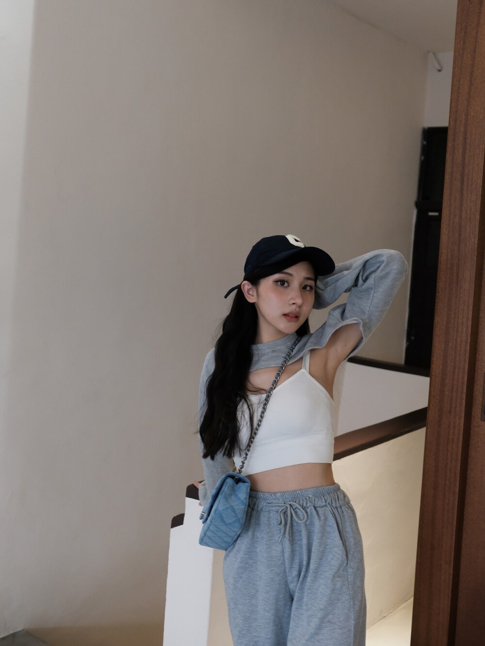 グレー系のその他シューズ、ブルー系のショルダーバッグを着用したレディースの冬コーディネートの2枚目の写真