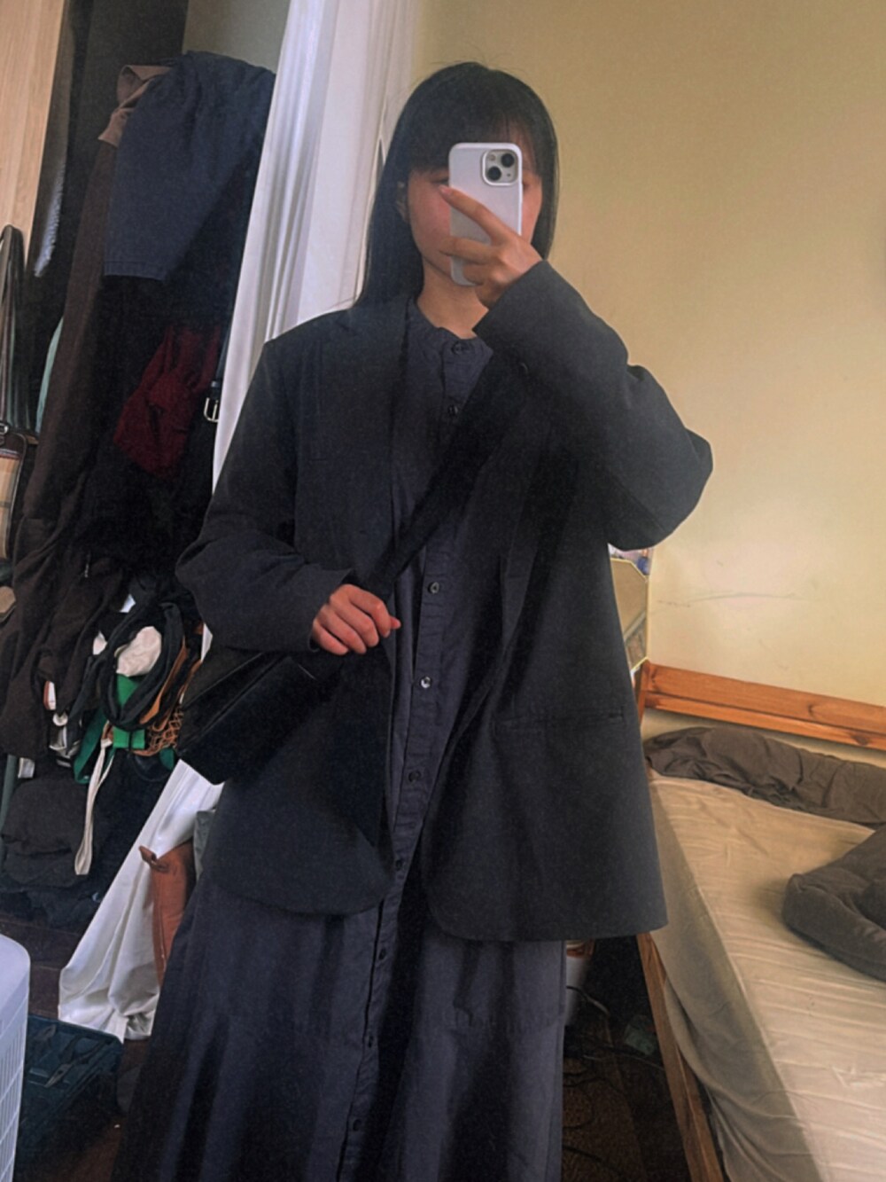 グレー系のワンピースを着用したレディースの春コーディネートの2枚目の写真