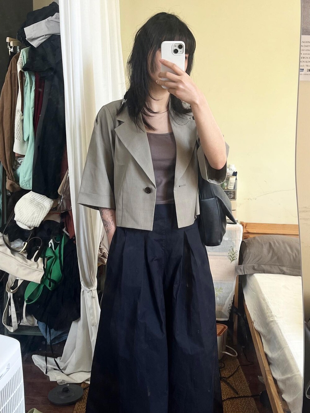 グレー系のジャケット/アウター、その他のタンクトップ、ブルー系のその他パンツを着用したレディースの夏コーディネートの3枚目の写真