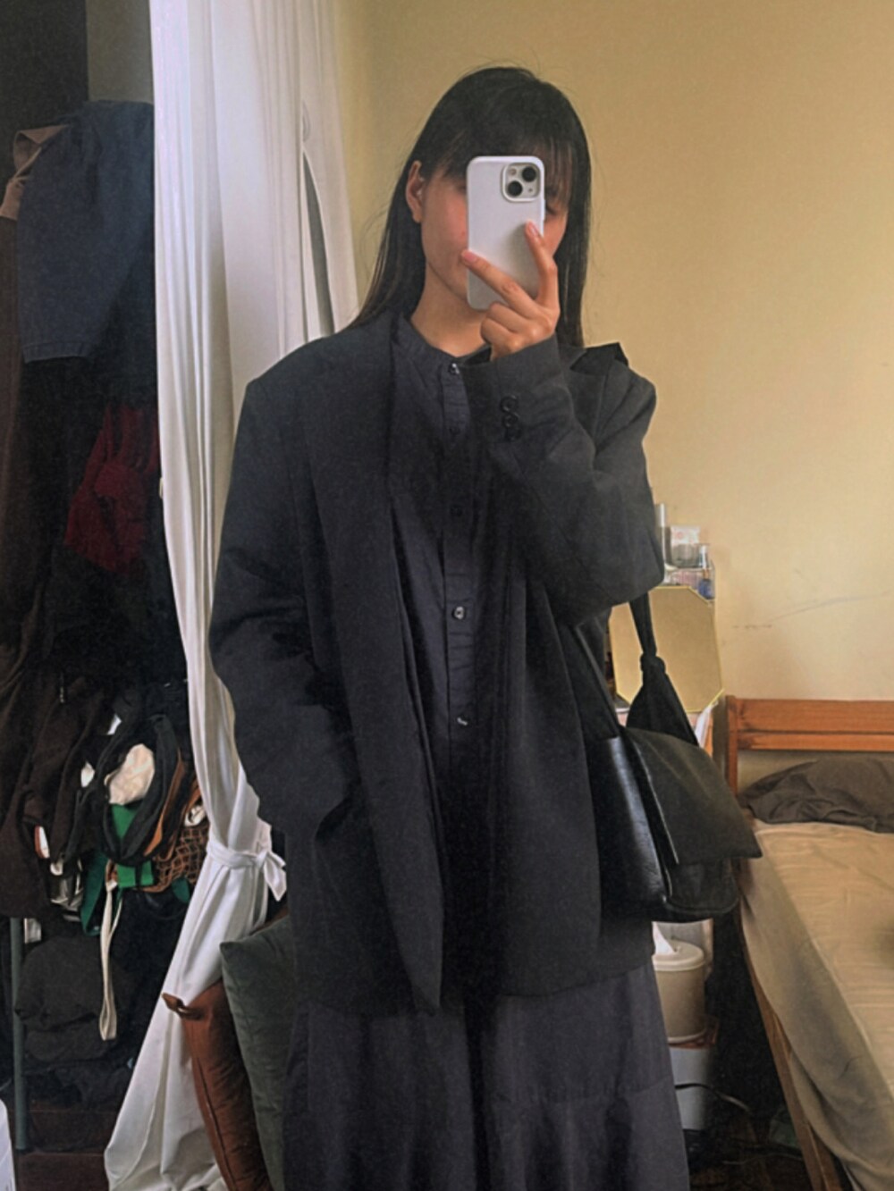 グレー系のワンピースを着用したレディースの春コーディネートの3枚目の写真