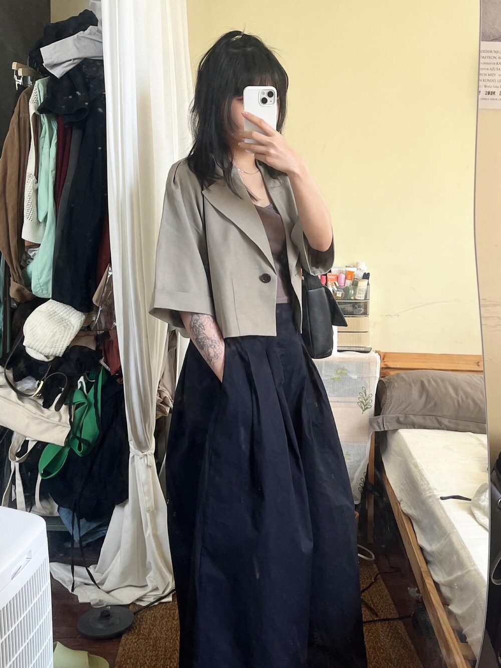 グレー系のジャケット/アウター、その他のタンクトップ、ブルー系のその他パンツを着用したレディースの夏コーディネートの2枚目の写真