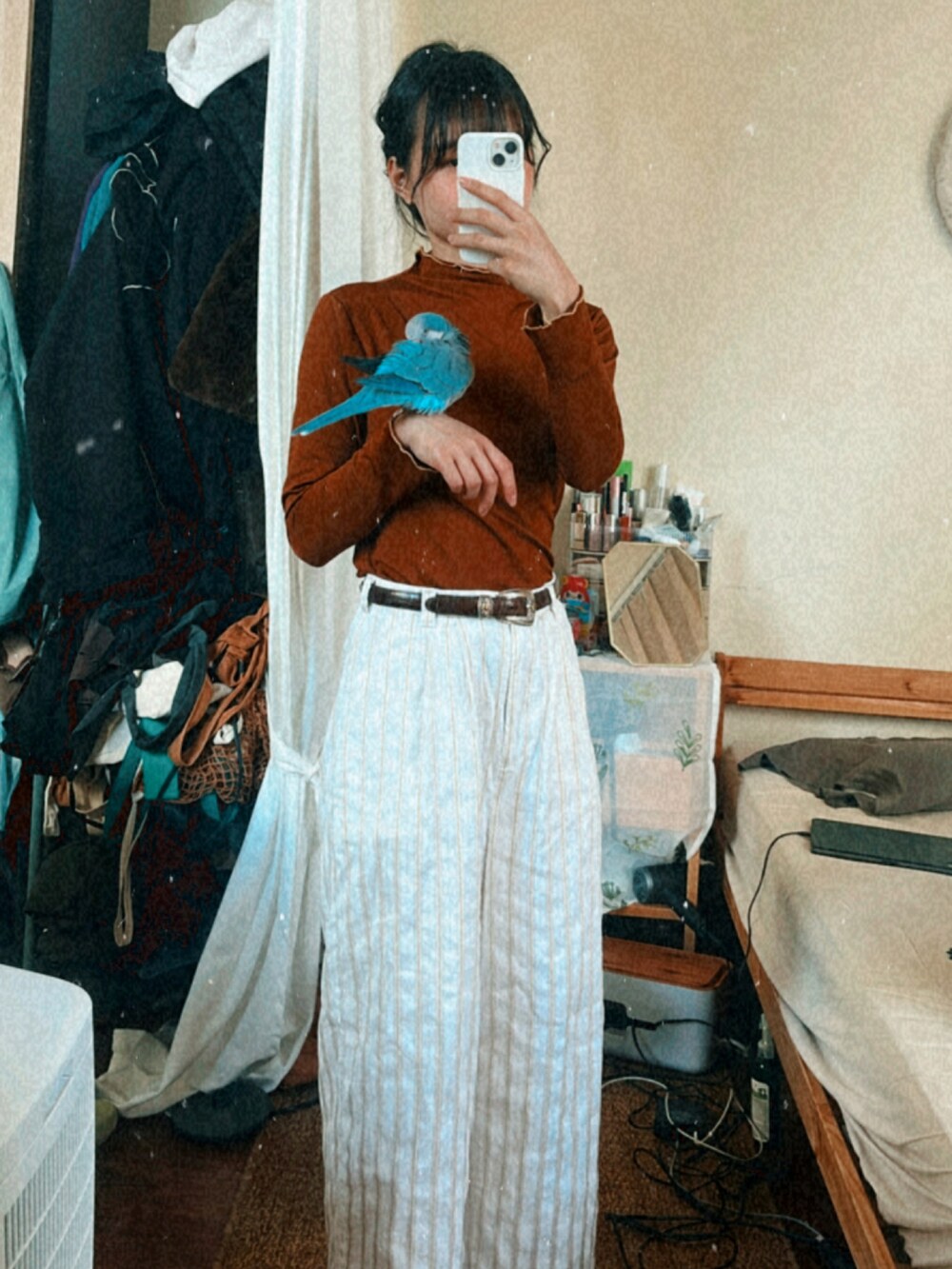 ホワイト系のパンツ、ブラウン系のTシャツ/カットソーを着用したレディースの冬コーディネートの2枚目の写真